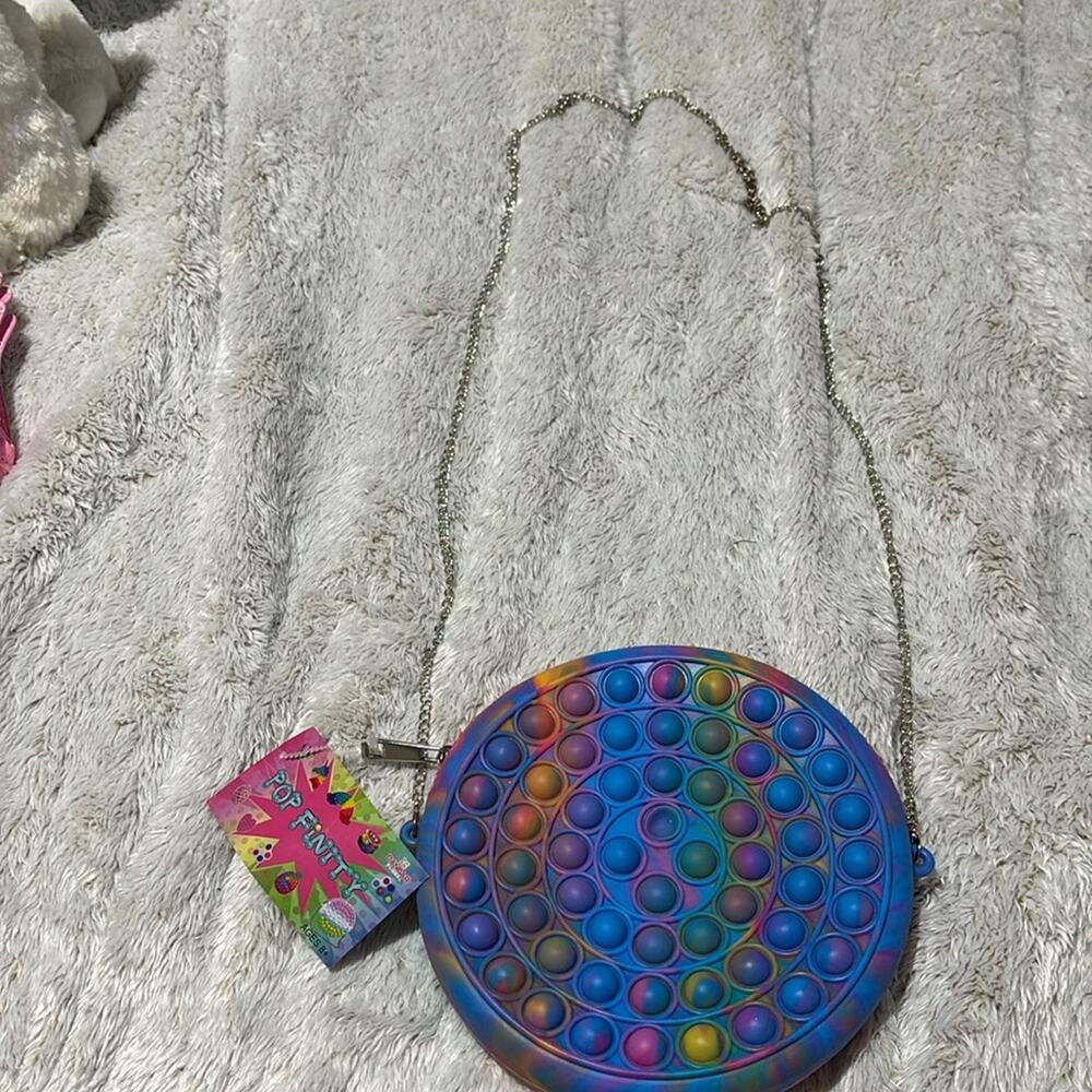 Pop Finity round purse on silver toned chain net perfect blue swirl ombre